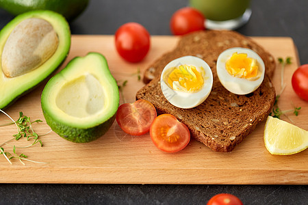 食物,饮食早餐面包与鸡蛋,樱桃西红柿,鳄梨绿色木制切割板烤面包加鸡蛋,樱桃西红柿鳄梨图片