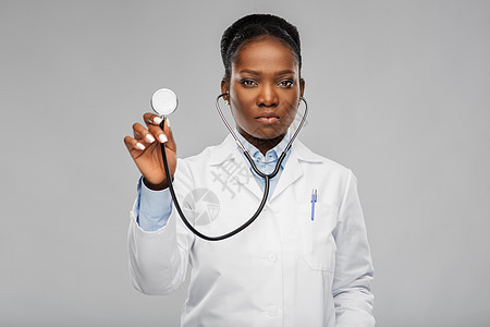 医学,专业医疗非裔美国女医生穿着白色外套,背景上有听诊器带听诊器的非裔美国女医生图片