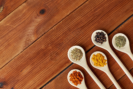 食物,烹饪健康的饮食同香料的勺子木制桌子上木桌上有同香料的勺子图片