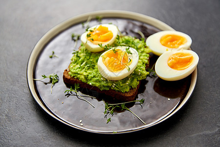 食物,饮食早餐烤面包与牛油果,鸡蛋绿色陶瓷盘子烤面包加牛油果鸡蛋图片