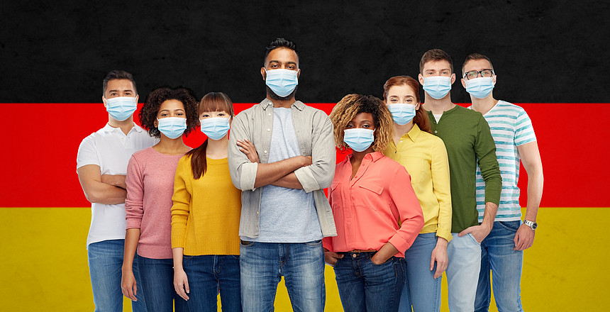 健康安全大流行群人戴着保护医疗面具,以防止德国背景下的病戴医用口罩的人免受病感染图片