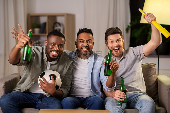 友谊,体育娱乐快乐的男朋友与足球,啤酒呜呜祖拉支持足球队家里朋友或球迷带着球啤酒家图片