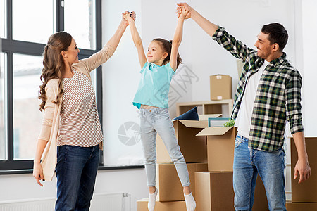 抵押贷款,家庭房地产快乐的母亲,父亲小女儿,把东西装箱子里搬到新家带着孩子搬到新家的幸福家庭图片