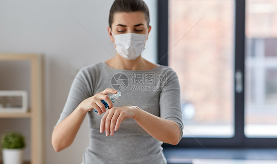 卫生保健安全密切妇女戴防护医疗面罩喷洒抗菌洗手液妇女口罩喷洒洗手液图片