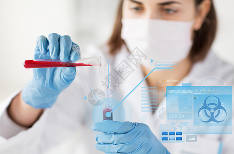 科学医学大流行年轻的女科学家与烧杯进行血液测试或实验室临床研究的生物危害迹象实验室做血液测试的科学家的特写图片