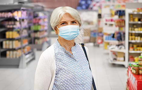 超市里戴医用口罩的妇女背景图片