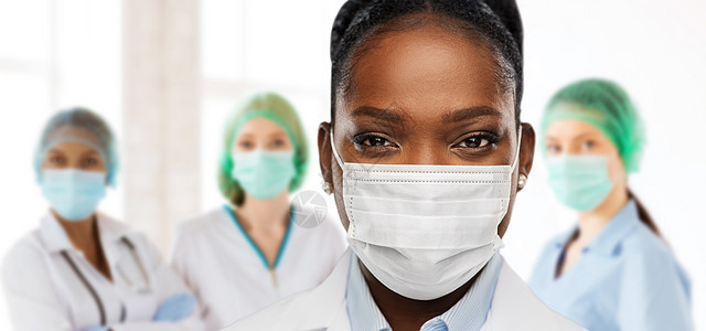健康,医学大流行特写非裔美国女医生或科学家医院的医疗工作者的保护面具背景非裔美国医生诊所的医学面具图片