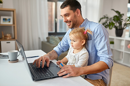 多任务,自由职业父亲的工作父亲与婴儿女儿笔记本电脑家庭办公室家里办公室宝贝女儿起工作的父亲图片