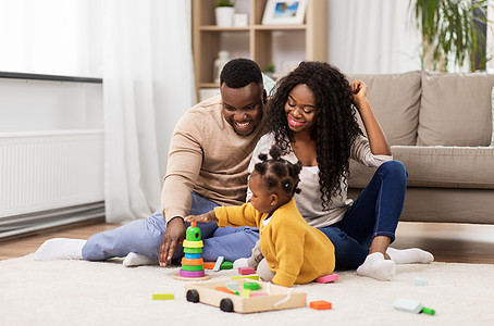家庭,父母人的快乐的非裔美国人母亲,父亲婴儿女儿家里玩玩具积木非洲家庭家里婴儿女儿玩图片