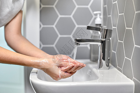 卫生保健安全用液体肥皂洗手用液体肥皂洗手的女人图片