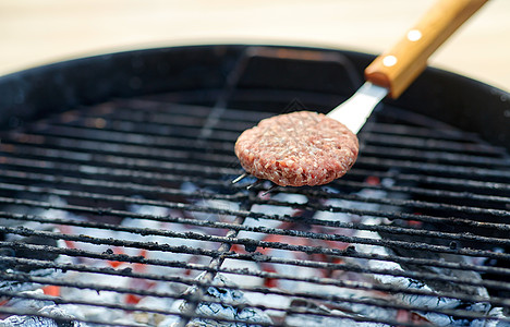 烹饪,烧烤快餐汉堡肉切片烤Brazier烧烤室外烤架上烤肉片的特写图片