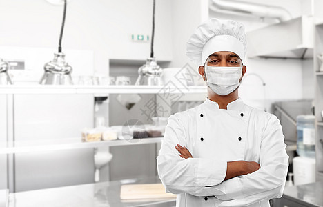 健康安全大流行印度男厨师Toke与交叉的手戴着面部防护医学面具,以防止病疾病餐厅厨房餐厅厨房面罩男厨师图片