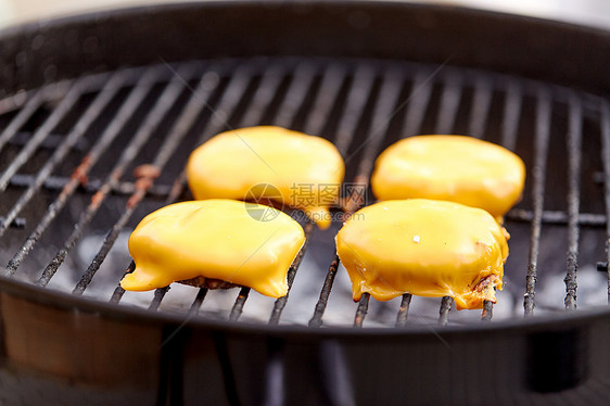 烹饪,烧烤快餐汉堡肉切片与加工奶酪烘焙Brazier烧烤室外把肉切片奶酪放烤架上图片