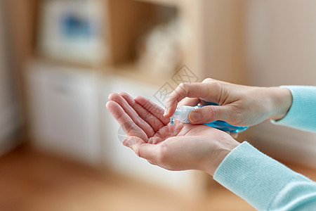 卫生保健安全密切妇女喷洒抗菌洗手液妇女喷洒洗手液图片