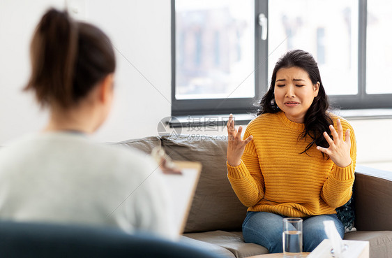 情绪激动的女患者与心理医生交谈图片