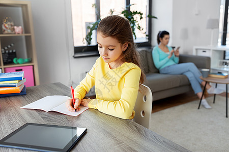 孩子,教育远程学学生女孩用平板电脑写笔记本,母亲家用智能手机学生女孩与平板电脑学家里背景图片