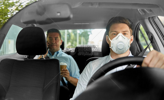 保健安全大流行男出租车司机驾驶汽车乘客戴面罩,以防止病疾病出租车司机戴面具开车带乘客图片