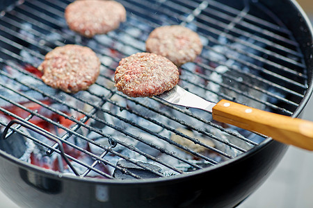 烹饪,烧烤快餐汉堡肉切片烤Brazier烧烤室外烤架上烤肉片的特写图片