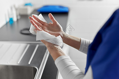 yes或no卫生保健安全医院用纸巾擦干女医生或护士的手医生或护士用