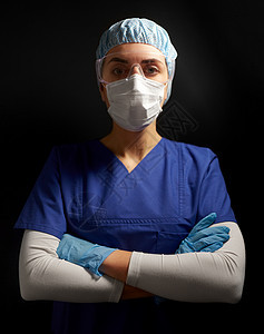 健康医学大流行年轻女医生或护士戴护目镜帽子手套面罩,以防止黑色背景下的病疾病戴护目镜面罩的女医生或护士图片