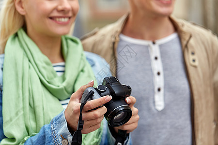 旅行,技术摄影用数码相机特写幸福的微笑夫妇用数码相机特写微笑的夫妇图片
