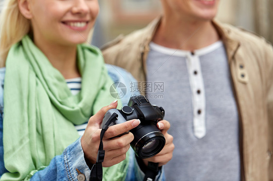 旅行,技术摄影用数码相机特写幸福的微笑夫妇用数码相机特写微笑的夫妇图片