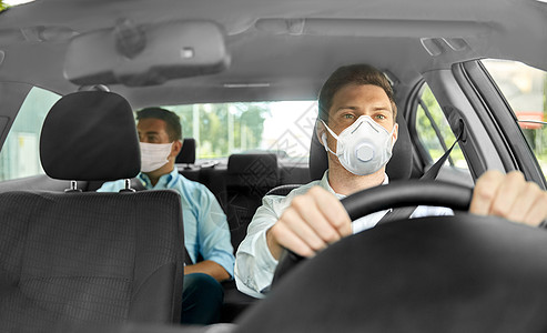 保健安全大流行男出租车司机驾驶汽车乘客戴面罩,以防止病疾病出租车司机戴面具开车带乘客图片