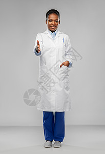医学,职业医疗保健微笑的非裔美国女医生或科学家穿着白色外套,灰色背景上竖起大拇指非裔美国女医生竖起大拇指图片