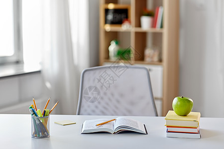 教育学书籍,苹果学校用品家里桌子上家里桌子上有书苹果学用品图片
