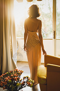 时尚艺术照片美丽的感女人米色睡衣她的闺房家庭卧室内部美好的早晨夏天的日落图片