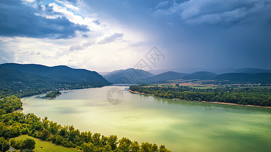 夏天的匈牙利维塞格勒附近多瑙河河谷全景的鸟瞰图图片