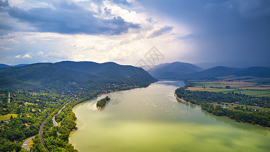 夏天的雨暴风雨的天气多瑙河河谷全景匈牙利维塞格勒附近多瑙河的鸟瞰图图片