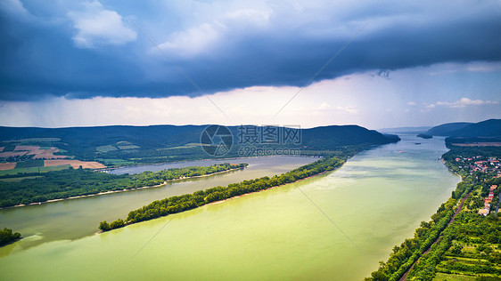 匈牙利维塞格勒附近多瑙河的鸟瞰图多瑙河河谷全景上的雨暴风雨天气图片
