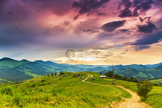 夏天的山地乡村景观,令人敬畏的黄昏日落景色村庄草地上山谷里五彩缤纷的夜晚自然背景的美欧洲旅行,喀尔巴阡山脉,乌克图片