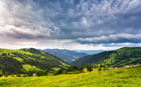 夏天的山暴乡村景观山谷里的雨背景上的戏剧天空欧洲旅行,喀尔巴阡山脉,乌克兰图片