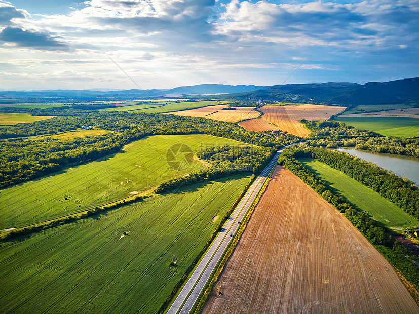 夏季景观与田野,草地,湖泊山脉湖边的路储存水库ZemplinskaSira的鸟瞰图,斯洛伐克最大的湖泊,靠近Mic图片