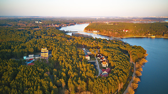 娱乐区大城市鸟瞰河岸与森林疗养院春天的阳光下四月的晚上,白俄罗斯明斯克附近的湖美丽的日落全景图片