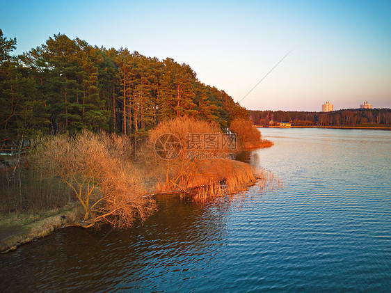 湖岸全景景观,春天的阳光下绿树成荫四月的晚上,白俄罗斯明斯克附近的湖娱乐区鸟瞰美丽的日落景色图片