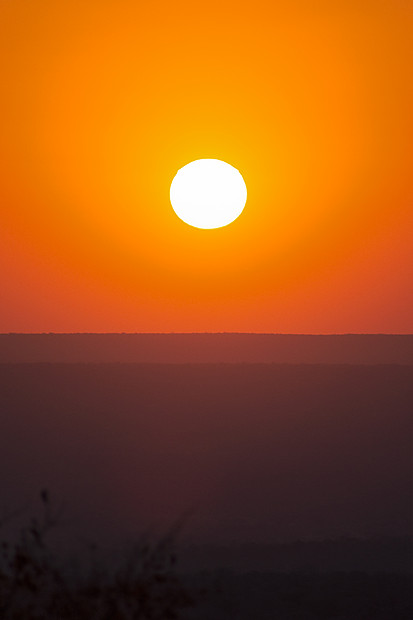 深夏的峡谷里 巨大的红色日落笼罩着山丘的轮廓高清图片下载 正版图片 摄图网