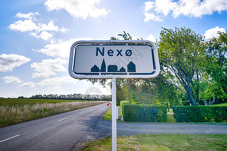 城市标志的尼克森市丹麦岛的博尔恩霍尔姆夏天的蓝天下图片
