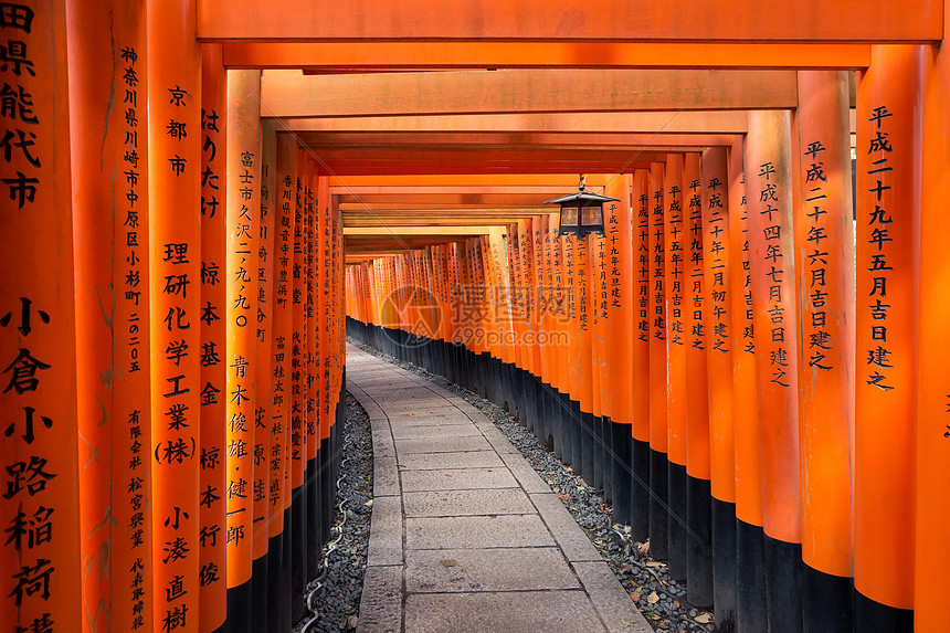 日本京都的fushimiinaritaisha神社的ver百万托里路径日本京都的fushimiinaritaisha神社 高清图片下载 正版图片 摄图网