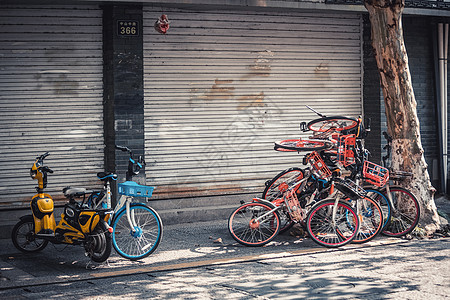 中国杭州2019年11月09日由于自行车共享过剩,人行道上堆放着堆废弃的破碎共享电动自行车图片