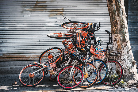 中国杭州人行道上堆破碎的电动自行车基础设施法规没有准备好处理数百万辆共享自行车的突然洪水杭州人行道上的堆电动自行车图片