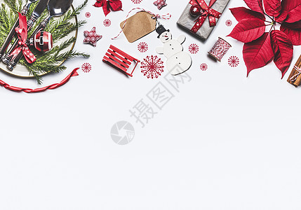 圣诞边框由品红礼品盒节日餐桌圣诞树标签其他节日装饰物制成,白色背景,顶部可观看框架平躺圣诞布置图片