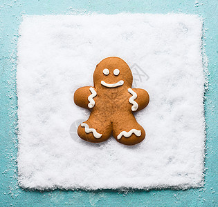 雪地上的姜饼人圣诞饼干现代创意寒假图片