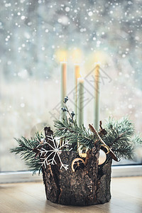 舒适的圣诞家居装饰,四支燃烧的蜡烛,雪松枝雪花站窗户与雪的自然背景快乐的假期平静的生活第四次出现圣诞花环图片