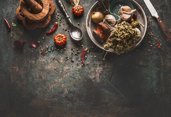 干草本香料乡村食品背景与勺子刀,顶部视图图片