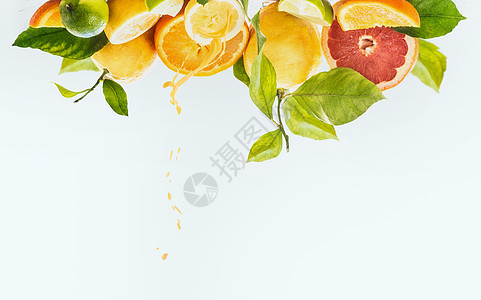 各种有机柑橘类水果,半,切片,绿叶果汁溅白色背景与文字健康的天然免疫助推器清爽的食材抗氧化剂边界图片