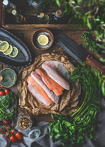 群五颜六色的鱼片生态友好的纸上,乡村厨房的桌子背景上,用新鲜的有机成分进行美味的家庭烹饪上面的风景平静的生活健图片