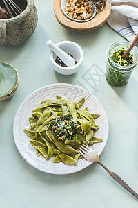 健康午餐盘的顶部视图与绿色面条或意大利面香虫轻背景上面的风景健康的素食图片